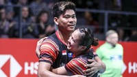 Praveen Jordan dan Melati Daeva Oktavianti merayakan kemenangan usai mengalahkan Wang Yilyu/Huang Dongping. (Antara Foto/Humas PP PBSI).