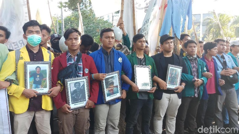 Minta Aparat Tak Represif, Massa BEM SI Bawa 5 Foto Korban Demo Ricuh Minta Aparat Tak Represif, Massa BEM SI Bawa 5 Foto Korban Demo Ricuh