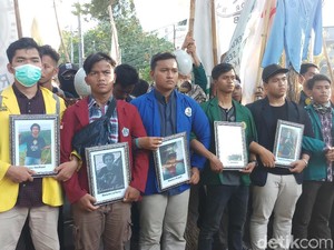 Minta Aparat Tak Represif, Massa BEM SI Bawa 5 Foto Korban Demo Ricuh