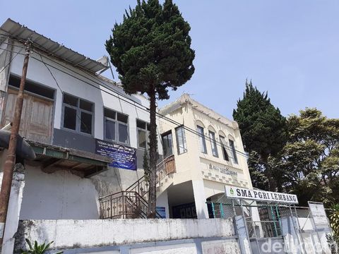 2 Atap Kelas SMA PGRI Lembang Ambruk Disapu Angin, Siswa Diliburkan
