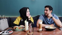 Tak hanya rekan artis, Medina juga berkolaborasi dengan sang suami, Lukman Azhari dalam beberapa bisnisnya. Kompak berbisnis, Medina dan Lukman juga kompak kulineran bareng di kafe mewah ini. Foto: Instagram @medinezein