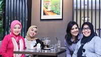 Selain itu, juga pernah kulineran bareng dengan Atalia Praratya, istri dari Ridwan Kamil yang menjabat sebagai Gubernur Jawa Barat. Foto: Instagram @medinezein