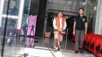 Empat orang yang ditetapkan tersangka itu di antaranya, Supendi, Kadis PUPR Indramayu Omasryah, Kabid Jalan Dinas PUPR Indramayu Wempy Triyono, dan Carsa selaku pemberi.