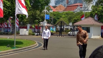 Nah, Nadiem tampil berkemeja putih saat datang ke istana dipanggil presiden Jokowi. (Foto: Trio Hamdani/detikcom)