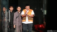Pelaku penyuap Bupati Indramayu Supendi, Carsa AS usai menjalani pemeriksaan di Gedung KPK, Jakarta, Senin (21/10/2019).