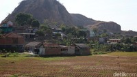 Nampak jelas Gunung Pancir dengan luas sekitar 14,80 hektare ini masih berdiri namun rapuh di antara perumahan warga.