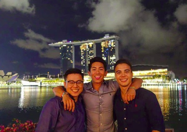 Bersama rekan-rekannya di Singapura. (tmsk/Instagram)