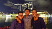 Bersama rekan-rekannya di Singapura. (tmsk/Instagram)
