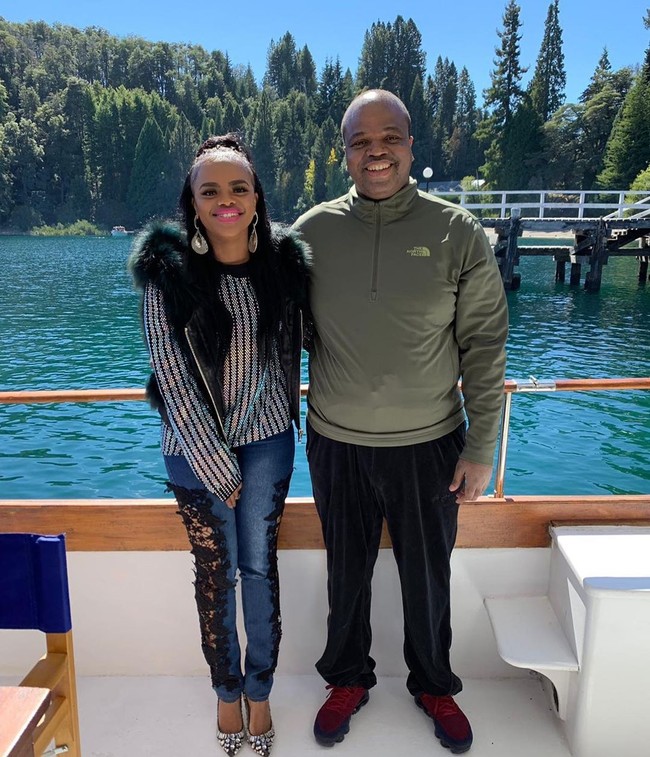 Putri Raja Eswatini ini merupakan anak pertama dari Raja Mswati III dan ibunya, Sibonelo Mngometulu. Sosok ayahnya cukup kontroversial karena memiliki 15 istri. Ibunya adalah satu dari 15 istri sang ayah dan dia satu dari 30 anak ayahnya. Foto: Dok. Biro Setpres Istana, Dok. Instagram
