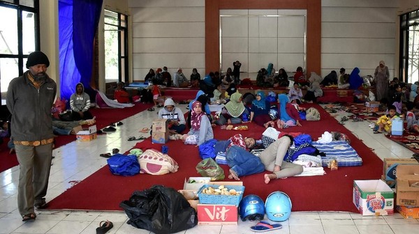 Ribuan Orang Mengungsi Pascaangin Puting Beliung Hantam Batu