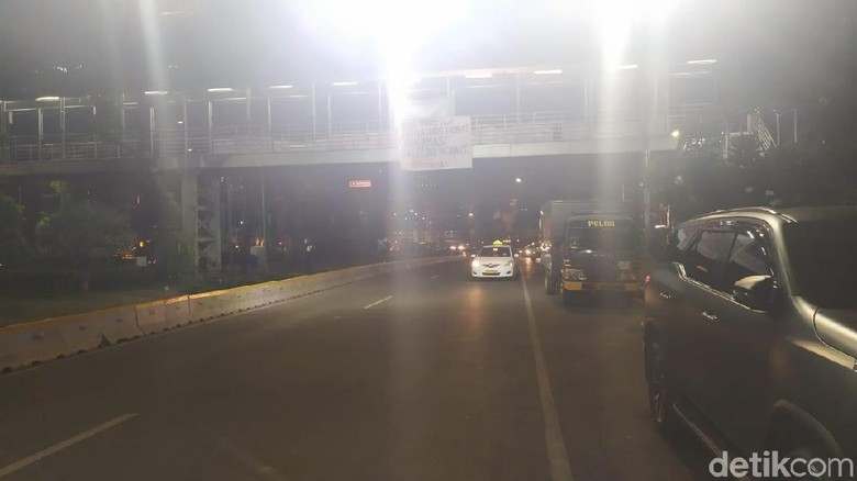 Massa BEM SI Bubar, Lalin di Sekitar Istana Kembali Dibuka Massa BEM SI Bubar, Lalin di Sekitar Istana Kembali Dibuka