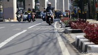 Sejumlah sepeda motor masih menerobos jalur tersebut.
