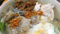 Bubur ikan versi Jakarta ini selain fillet ikan juga diberi tambahn telur mata sapi dan bawang putih cincang yang digoreng. Sluurp! Foto : Instagram @camerakuliner