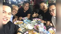 Ketua TKN Erick Thohir termasuk tokoh yang dipanggil ke Istana. Pemilik Mahaka Group ini ternyata pencinta makanan tradisional. Ini momennya saat cicip nasi campur Madura dengan lauk cumi telur. Foto: Instagram