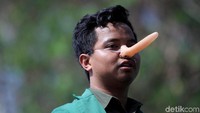 Ada pula peserta aksi yang menghias wajahnya seperti tokoh pinokio saat ikut serta dalam aksi unjuk rasa di kawasan Patung Kuda.