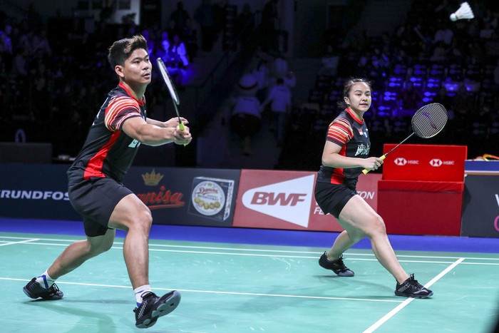 Pasangan ganda campuran Indonesia Praveen Jordan (kiri) dan Melati Daeva Oktaviati berusaha mengembalikan kok ke ganda campuran China Wang Yi Lyu dan Huang Dong Ping pada laga final Denmark Open 2019 di Odense Sports Park, Denmark, Minggu (20/10/2019). Pasangan Praveen/Melati menjuarai Denmark Open 2019 setelah menang dari pasangan Wang/Huang dengan skor 21-18, 18-21, 21-19. ANTARA FOTO/Nafielah - Humas PP PBSI/hma/hp.