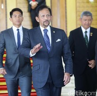 Di Instagram, Pangeran Abdul Mateen sempat mengunggah foto dirinya saat mendampingi Sultan Bruneri bertemu Presiden Jokowi dan Ibu Negara Iriana. Foto tersebut lantas mendapat 120 ribuan likes dan hampir 3.000 komentar. Pangeran tampankuhhh, tulis seorang netizen. Ada pula yang menulis, Good job sayang. (Foto: Dok. Detikcom)