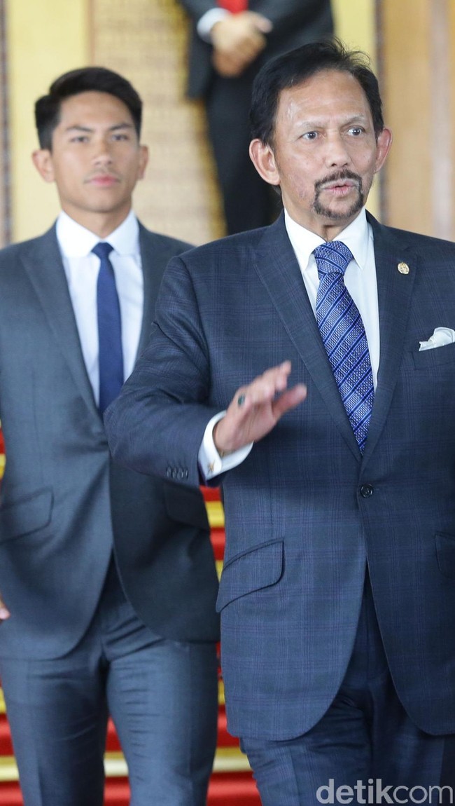 Di Instagram, Pangeran Abdul Mateen sempat mengunggah foto dirinya saat mendampingi Sultan Bruneri bertemu Presiden Jokowi dan Ibu Negara Iriana. Foto tersebut lantas mendapat 120 ribuan likes dan hampir 3.000 komentar. Pangeran tampankuhhh, tulis seorang netizen. Ada pula yang menulis, Good job sayang. (Foto: Dok. Detikcom)