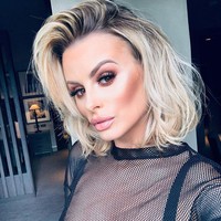 Rhian Sugden adalah model Page 3 yang merupakan tradisi tabloid Inggris yang menampilkan gadis-gadis seksi. Di sejumlah pemotretannya, Rhian kerap tampil buka-bukaan. Foto: dok. Instagram
