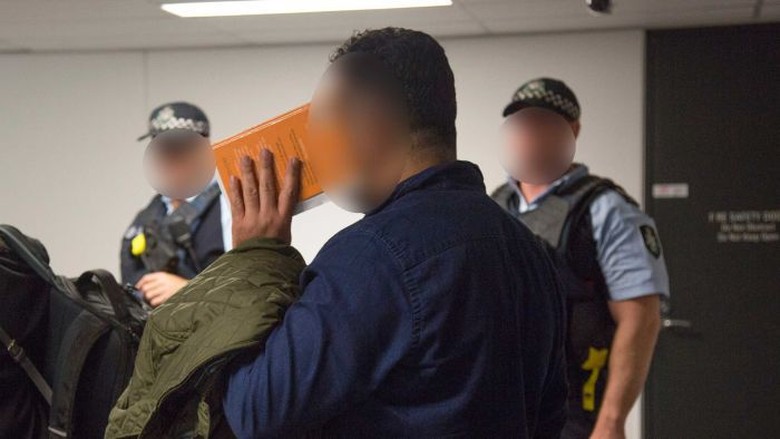 Pria Irak Terdakwa Penyelundupan Manusia dari Indonesia Diekstradisi ke Australia Pria Irak Terdakwa Penyelundupan Manusia dari Indonesia Diekstradisi ke Australia