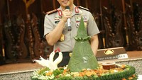 Mengaku belum tahu apakah dirinya akan jadi menteri atau tidak, Kapolri Jenderal Tito Karnavian juga terlihat ke Istana. Ini sosok Tito saat menghadiri acara dengan jamuan tumpeng di hadapannya. Foto: Instagram