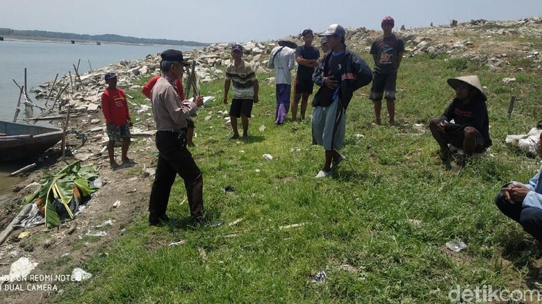 Sesosok Mayat Pria Ditemukan Mengambang di Waduk Kedung Ombo Sesosok Mayat Pria Ditemukan Mengambang di Waduk Kedung Ombo