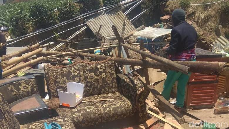 Lebih dari Seribu Rumah Rusak Akibat Angin Kencang di Jawa Tengah Lebih dari Seribu Rumah Rusak Akibat Angin Kencang di Jawa Tengah