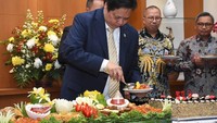 Inilah Airlangga Hartarto, Ketum Golkar yang juga menjabat sebagai Menteri Perindustrian Kabinet Kerja I. Airlangga terlihat senang mendapat kejutan tumpeng dalam perayaan ulang tahunnya ke-57. Foto: Instagram
