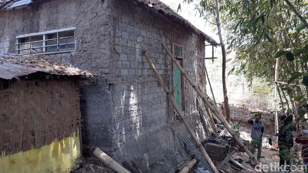 Diduga Ada Pergerakan Tanah, 2 Rumah di Cimahi Utara Nyaris Rubuh