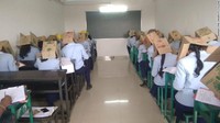 Sekolah bernama Bhagat Pre-University College di Haveri, Karnataka, India mengaku tengah menguji coba metode baru untuk mencegah siswa menyontek, yakni dengan meminta mereka memakai kardus di kepala. Uji coba digelar pada Rabu (16/10) pekan lalu. Foto: Bhagat Pre-University College via CNN