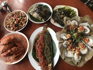 Bikin Laper! Makan Bakso Rusuk, Seafood, Nasgor, hingga Bebek Enak
