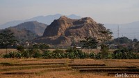 Beginilah kondisi Gunung Pancir yang tersisa di Desa Jelegong, Kecamatan Kutawaringin, Kabupaten Bandung, Senin (21/10/2019).
