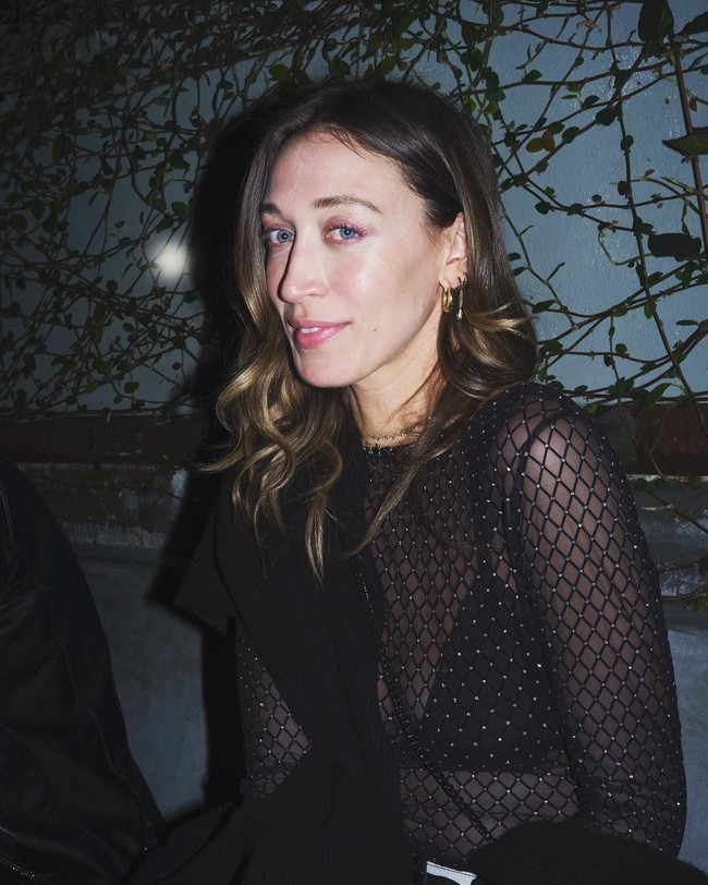 Alana Hadid adalah kakak beda ibu dari model bersaudara Gigi, Bella, dan Anwar Hadid. Beberapa waktu lalu ia menjajal dunia modeling untuk pertama kalinya dengan menjadi wajah brand Collete. Foto: Instagram @lanzybear