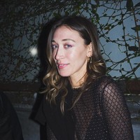 Alana Hadid adalah kakak beda ibu dari model bersaudara Gigi, Bella, dan Anwar Hadid. Beberapa waktu lalu ia menjajal dunia modeling untuk pertama kalinya dengan menjadi wajah brand Collete. Foto: Instagram @lanzybear