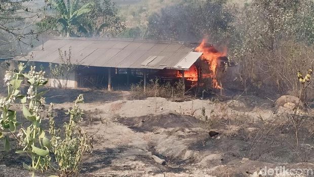 Gunung Cengkik dan Sirnalanggeng di Karawang Alami Kebakaran