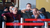 Haryadi Budi Kuncoro menunggu dipanggil penyidik di lobi gedung KPK.
