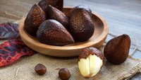 Berkulit tajam, membuat buah salak sulit untuk dikupas. Dalam sebuah video insta story Ardi Bakrie, Nia Ramadhan mengatakan bahwa cara membuka salak menggunakan pisau. Cara mudahnya cukup merobek bagian kulit ujung yang teksturnya lunak. Foto: Istimewa