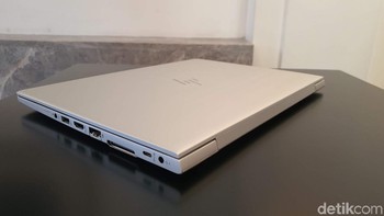 Laptop ini dibekali baterai yang bertahan hingga 11 jam penggunaan dan dapat diisi ulang secara cepat, hanya 50% untuk setengah jam. Foto: Adi Fida Rahman/detikINET