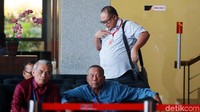 Adik mantan Komisioner KPK Bambang Widjojanto itu memasuki gedung KPK untuk menjalani pemeriksaan, Senin (21/10/2019).