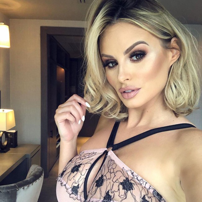 Dibalut dengan lingerie seksi, entah apa maksud Rhian mempertanyakan hal tersebut. Media gosip di Inggris seperti Daily Star mengartikan bahwa dada Rhian mungkin masih bertumbuh.  Foto: dok. Instagram