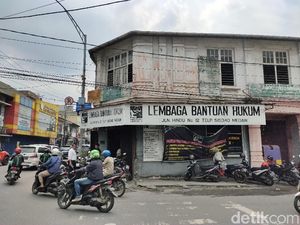 Diburu Polisi, Pelempar Molotov ke LBH Medan Terkena Api