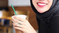 Menggunakan setelan serba hitam, Medina Zein berpose sambil membawa segelas kopi dari merk ternama. Jadi salah fokus dengan jam tangan dan cincin berlian yang melingkar di tangan Medina. Foto: Instagram @medinezein