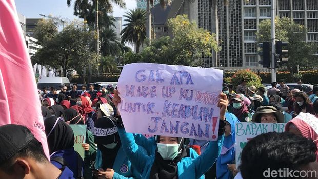 Poster yang dibawa massa