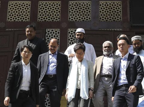 Carrie Lam saat mengunjungi Masjid Kowloon untuk meminta maaf usai polisi tak sengaja menyemprotkan meriam air ke pintu gerbang masjid saat membubarkan demonstran