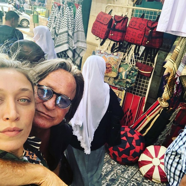 Kami semua punya etos kerja bawaan dan aku merasa sukses. Aku melakukan banyak hal yang mungkin orang-orang tidak tahu seperti saudari-saudariku. Menjadi terkenal bukanlah menjadi sukses, ungkapnya kepada Grazia. Foto: Instagram @lanzybear