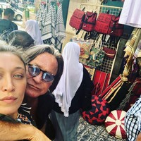 Kami semua punya etos kerja bawaan dan aku merasa sukses. Aku melakukan banyak hal yang mungkin orang-orang tidak tahu seperti saudari-saudariku. Menjadi terkenal bukanlah menjadi sukses, ungkapnya kepada Grazia. Foto: Instagram @lanzybear