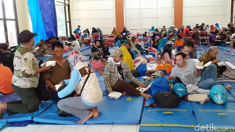 Mayoritas Pengungsi Angin Kencang di Batu Terserang ISPA dan Iritasi Mata Mayoritas Pengungsi Angin Kencang di Batu Terserang ISPA dan Iritasi Mata
