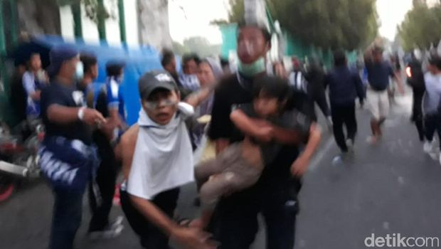 Ricuh di Mandala Krida, Banyak Penonton Pingsan Kena Gas Air Mata