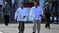 Sebelumnya, sudah ada 10 orang yang mendatangi Istana karena diundang Jokowi. Di antara mereka ada Mahfud Md, Nadiem Makarim, Kapolri Jenderal Tito Karnavian, Erick Thohir, hingga Pratikno.