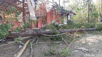 Beberapa kerusakan akibat angin kencang, bagian atap rumah roboh, begitu juga warung-warung semi permanen yang berdiri di sepanjang jalan desa.
